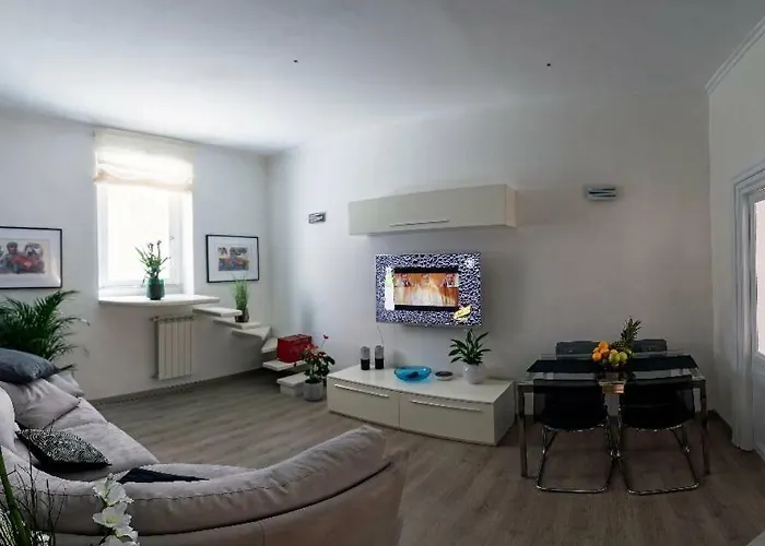 Spanish Steps 3 Bedrooms Cozy,elegant And